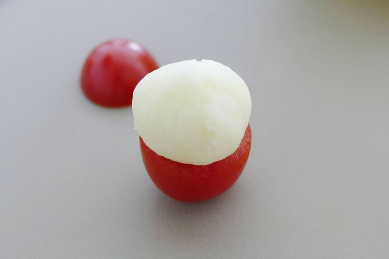 切ったミニトマトにまるめたポテトサラダをのせた様子