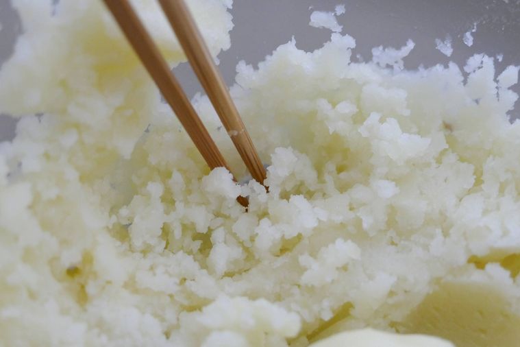 ポテトサラダを箸でほぐす様子
