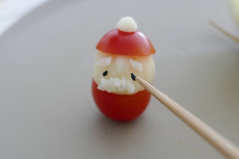 黒いりごまで目を付ける様子