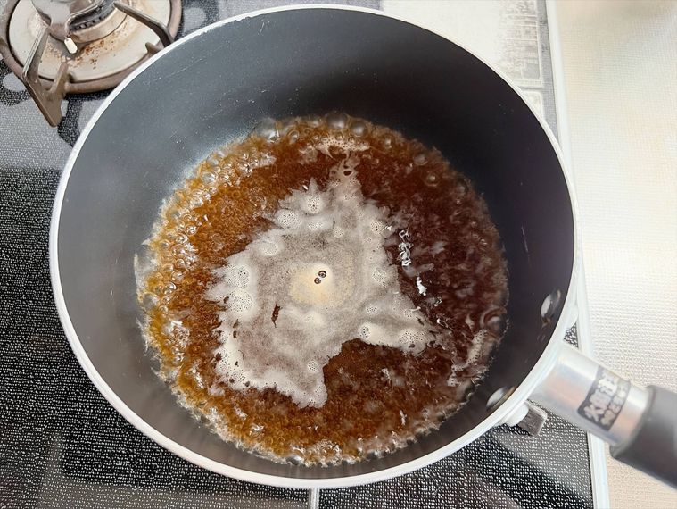 小鍋に調味料を入れて火にかける様子