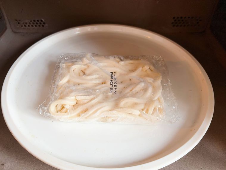 冷凍うどんをレンジ加熱する様子