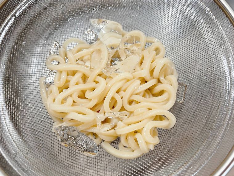 うどんをザル上げした様子