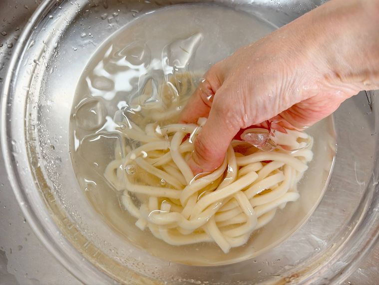 加熱したうどんを氷みずで締める様子