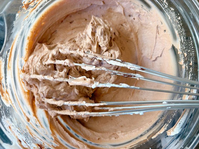 ボウルで泡立てたチョコレートクリーム