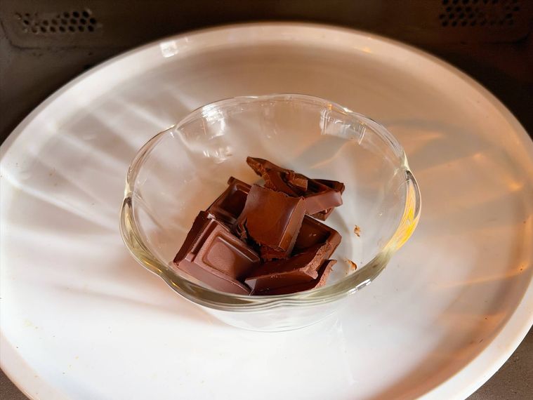 耐熱ボウルに入ったチョコレートをレンジにかける様子