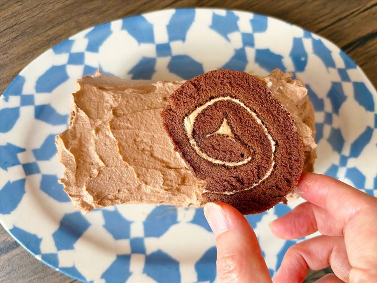 ロールケーキに切り株用のロールケーキをのせた様子