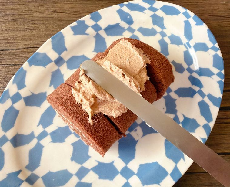 チョコロールケーキにチョコクリームを塗る様子
