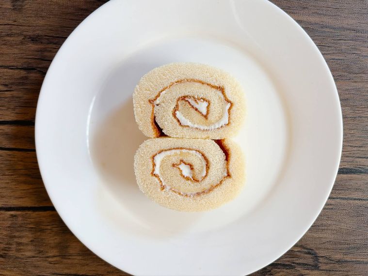 皿にロールケーキをおいた様子