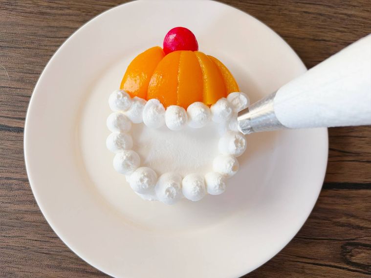 ホイップクリームを絞る様子