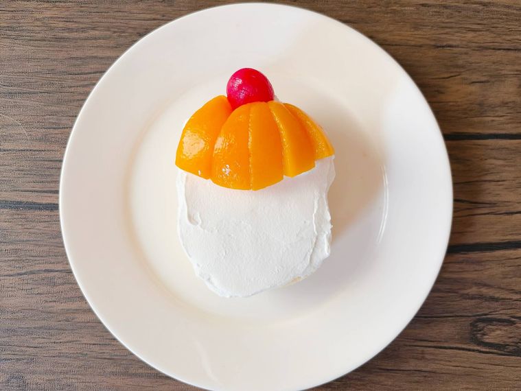 ロールケーキに帽子を飾った様子