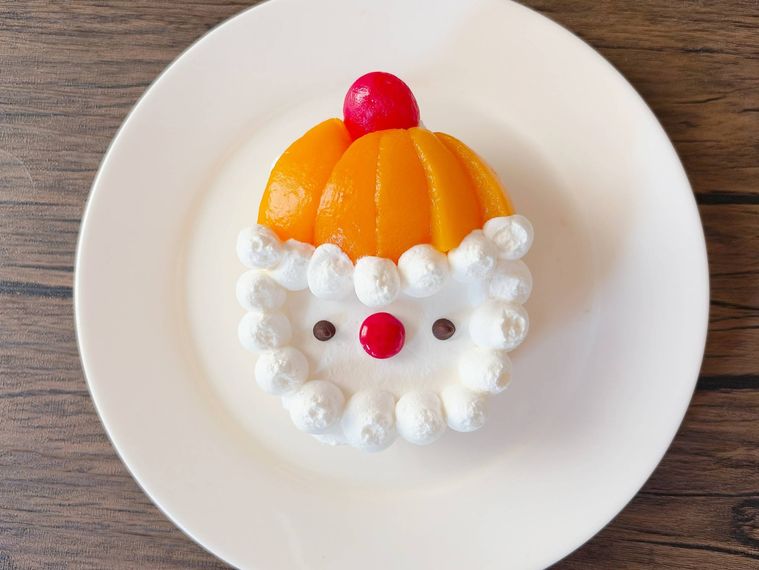 白色の皿におかれたサンタケーキ
