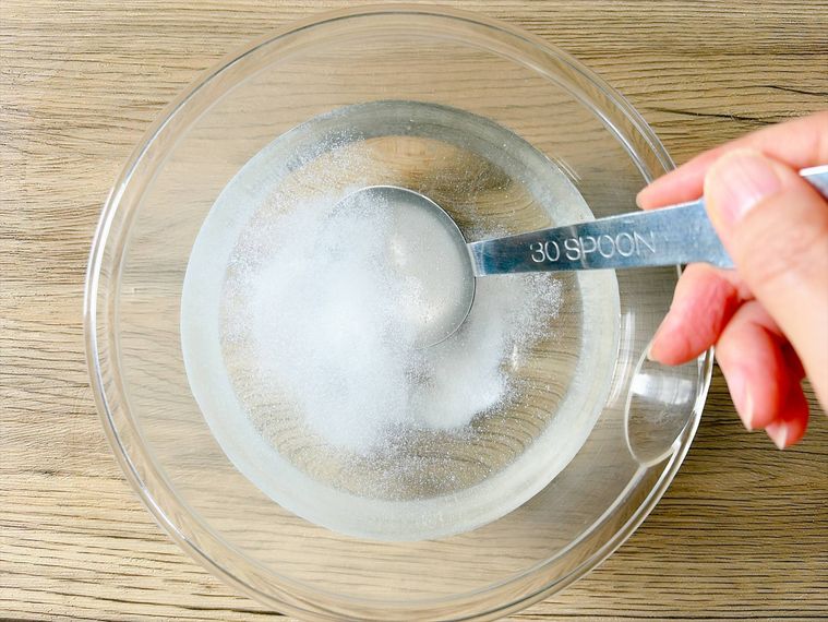 ボウルに水と乳酸カルシウム入れて混ぜる様子