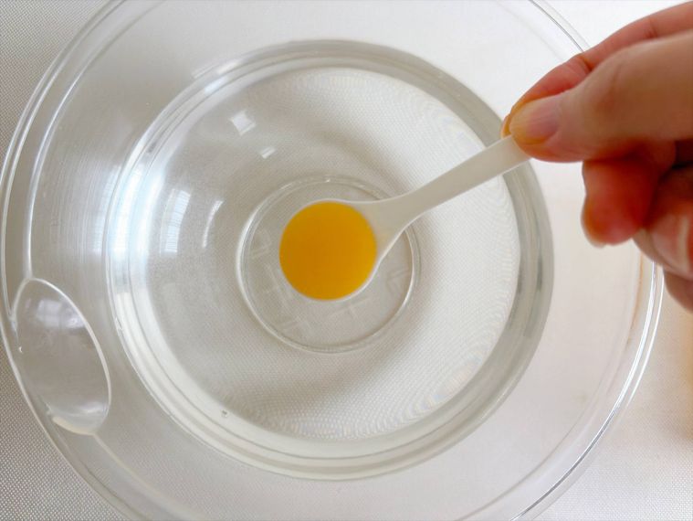 カルシウム水溶液にジュースを落とす様子
