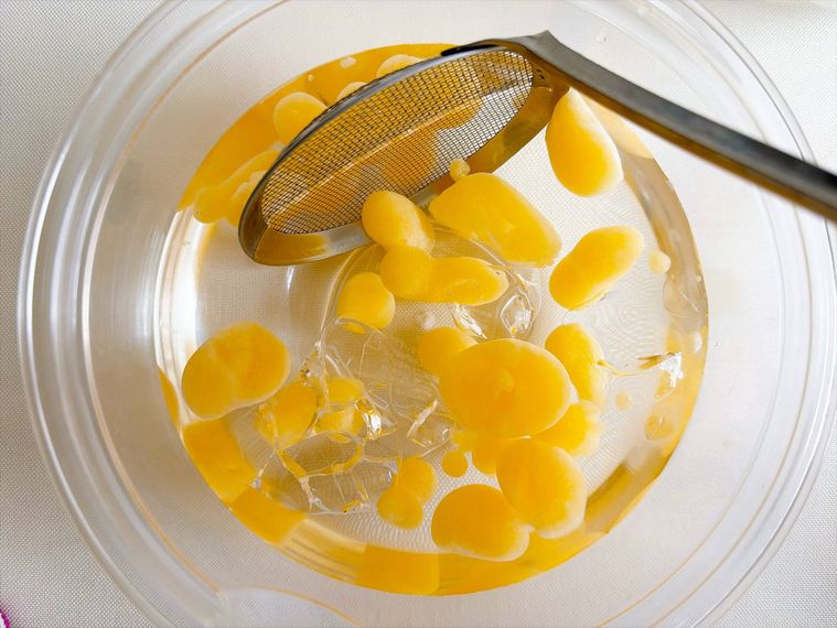 洗浄用の氷水でポッピングボバを洗う様子