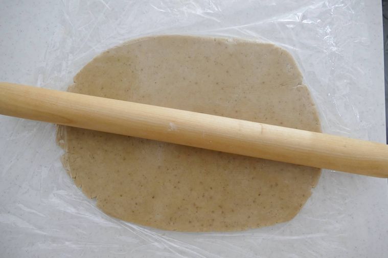 めん棒で生地を薄く伸ばす様子