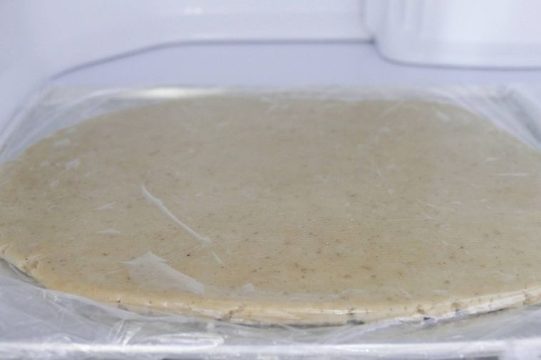 生地を冷蔵庫で休ませる様子