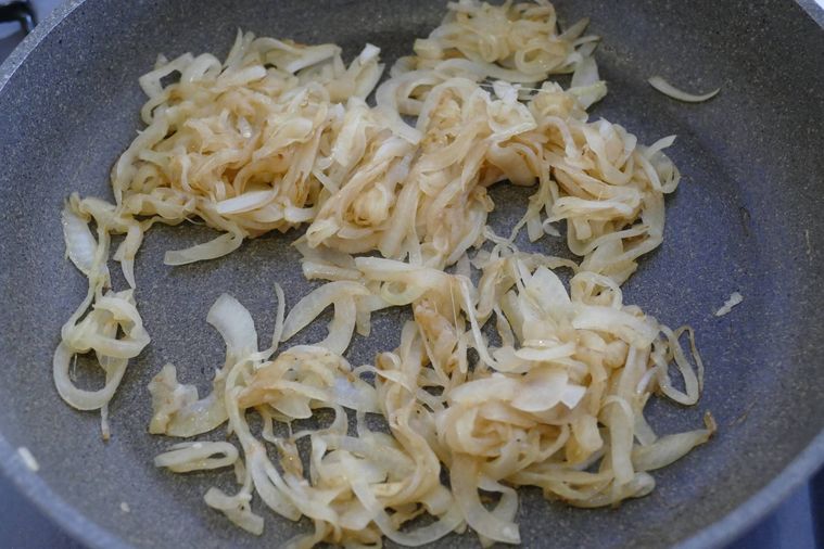 玉ねぎを色づくまで炒める様子