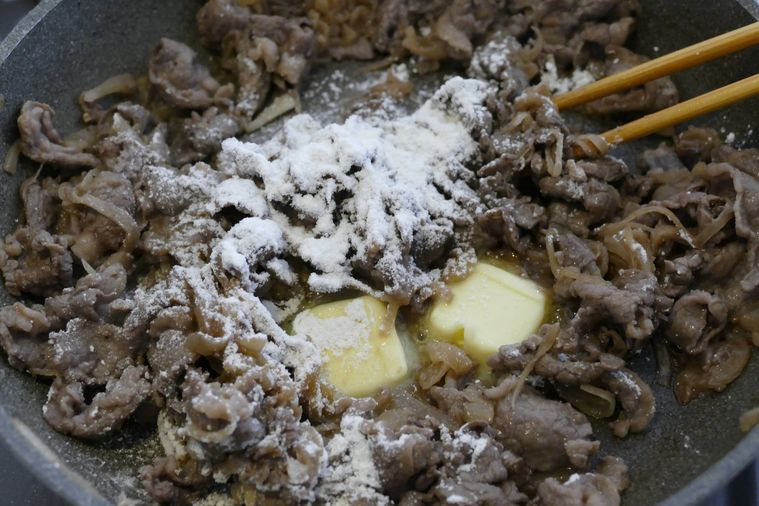 フライパンにバターと薄力粉を加えた様子