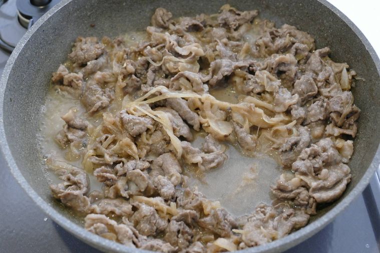 水を加えて煮立たせる様子