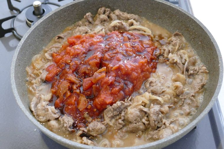 カットトマト缶と調味料を加えた様子