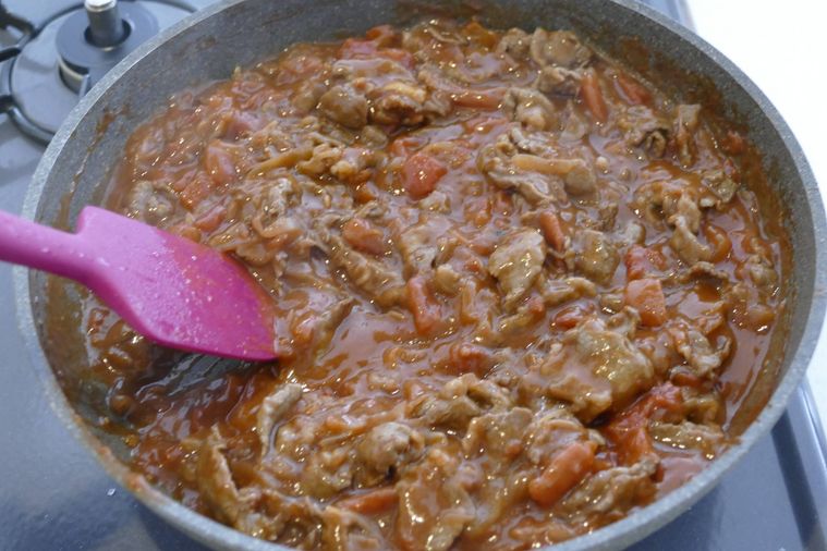 ヘラで混ぜながら煮込む様子