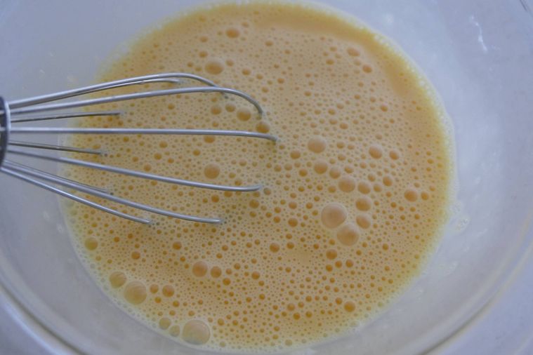 卵液を泡だて器で混ぜた様子