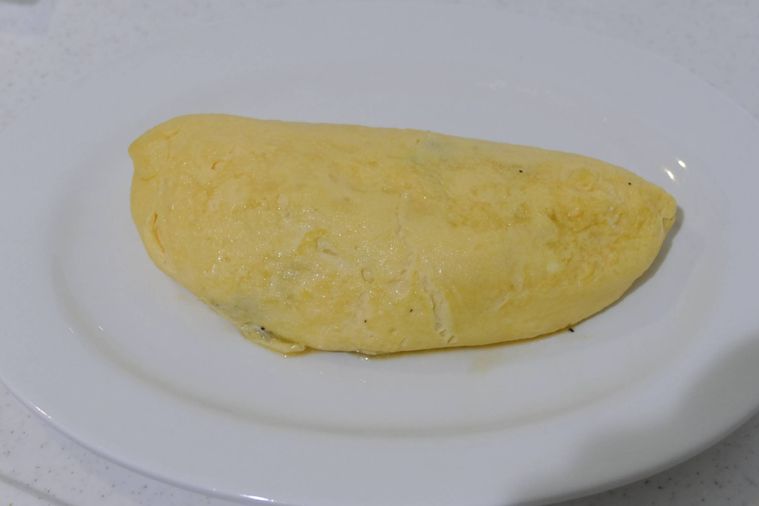 オムレツを皿に移した様子