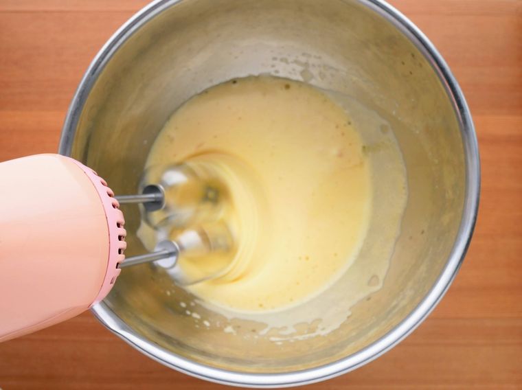 ハンドミキサーで卵と砂糖を混ぜる様子