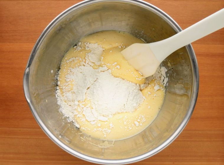 ホットケーキミックスをボウルに加える様子