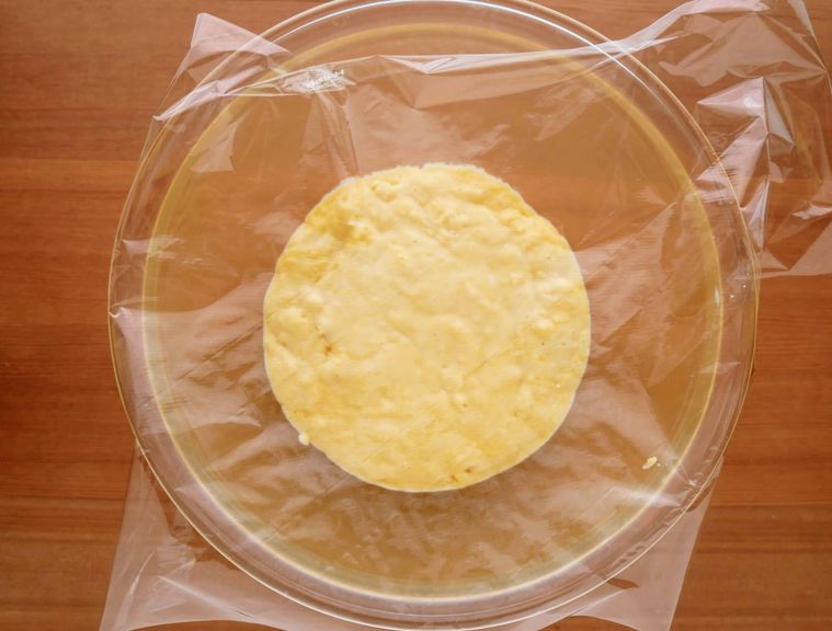 耐熱ボウルにラップをかける様子