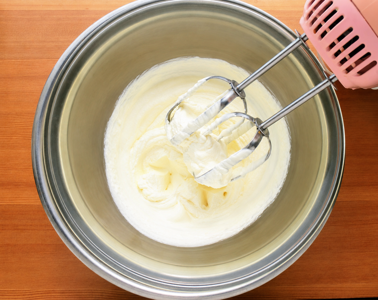 生クリームを8分立てにする様子
