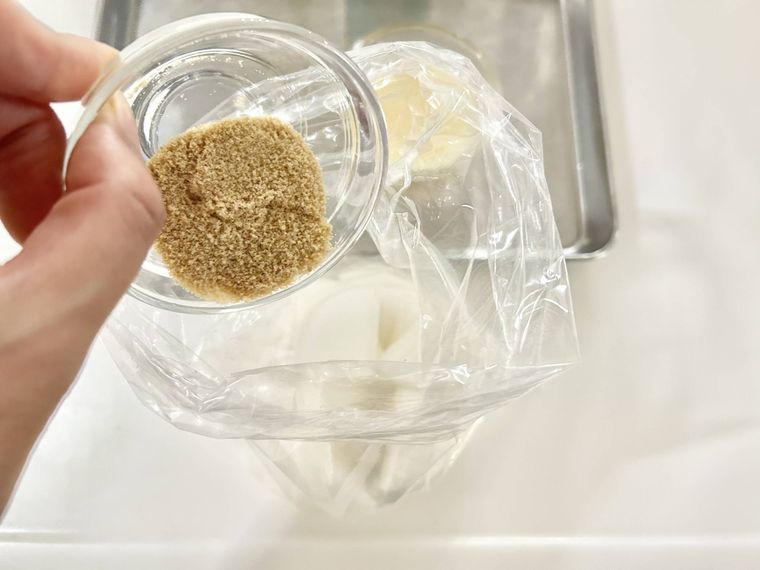 ポリ袋に大根と砂糖、塩麹を入れている様子