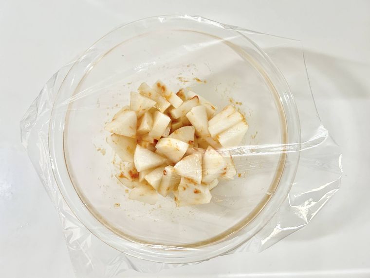 大根と調味料が入った耐熱容器にふんわりラップをしている様子