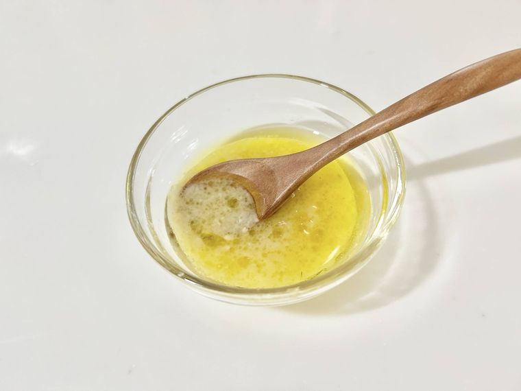 ボウルで塩麹・オリーブオイル・酢を混ぜている様子