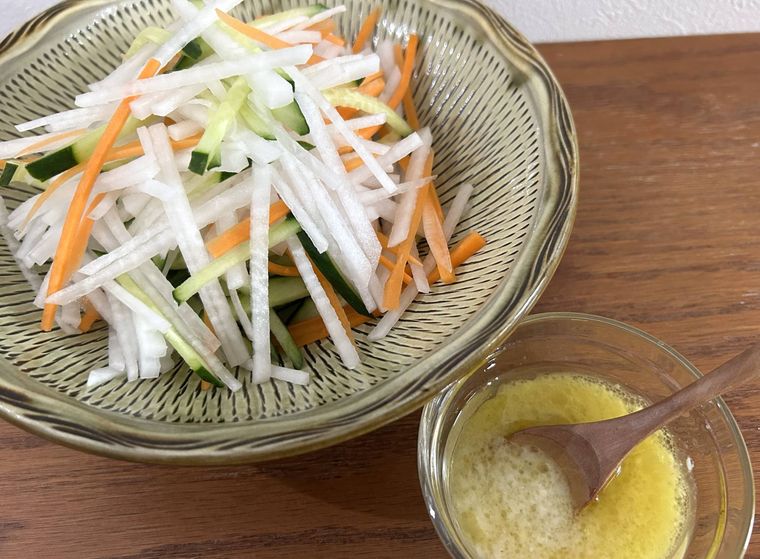 野菜をお皿にもりつけている様子