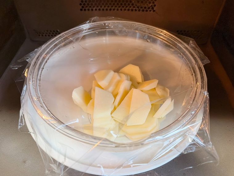 じゃがいもをレンジ加熱する様子