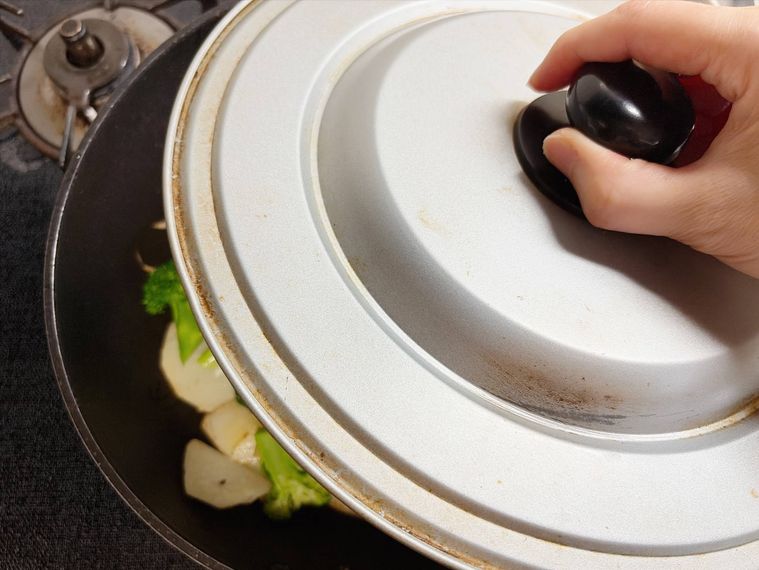 フライパンに蓋をする様子