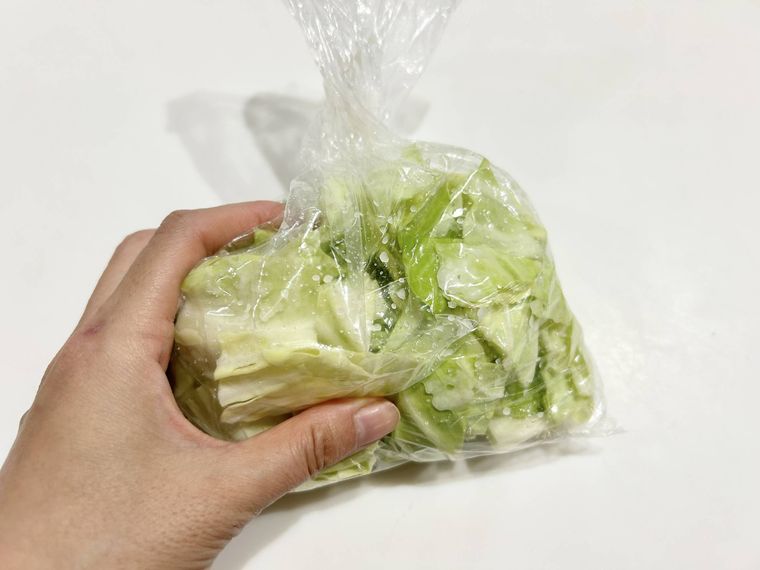 ポリ袋に入ったキャベツを揉んでいる様子