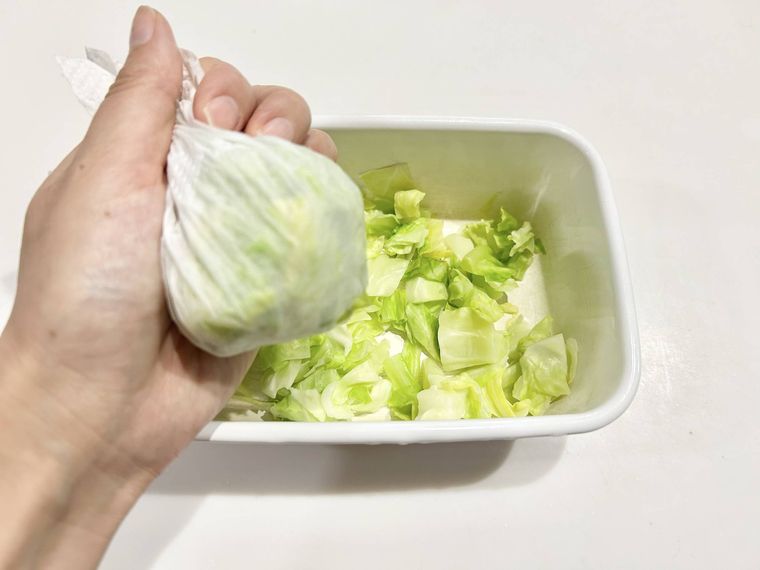 レンジであたためたキャベツの水気を絞っている様子