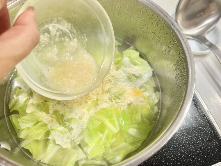 鍋に塩麹を加えている様子