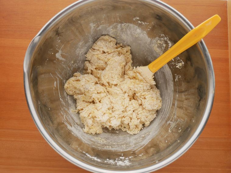 ゴムベラで材料を混ぜる様子